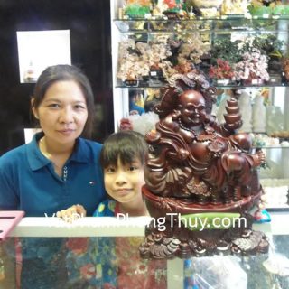 Chị Ngọc - khách hàng mua dê đại phát vàng H076G và Di lặc phước tụ tài A129