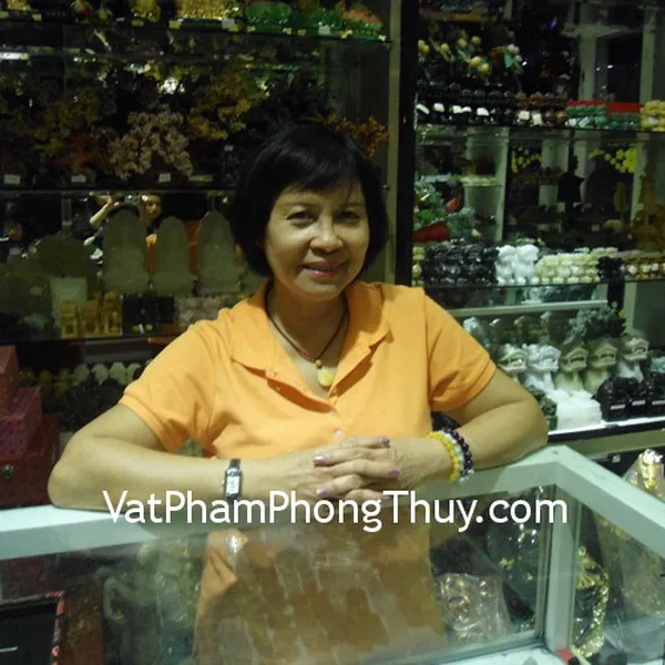 Chị Nhung - khách hàng mua mặt hổ phách S5006-1958 và vòng tay hổ phách S5001-10003