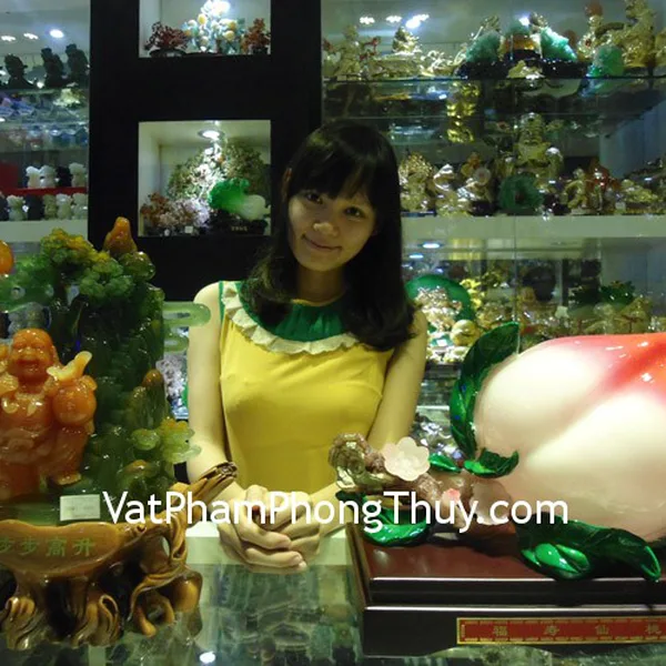 Chị Phương - khách hàng  mua tượng phật di lặc H252G và tượng đào tiên H340G