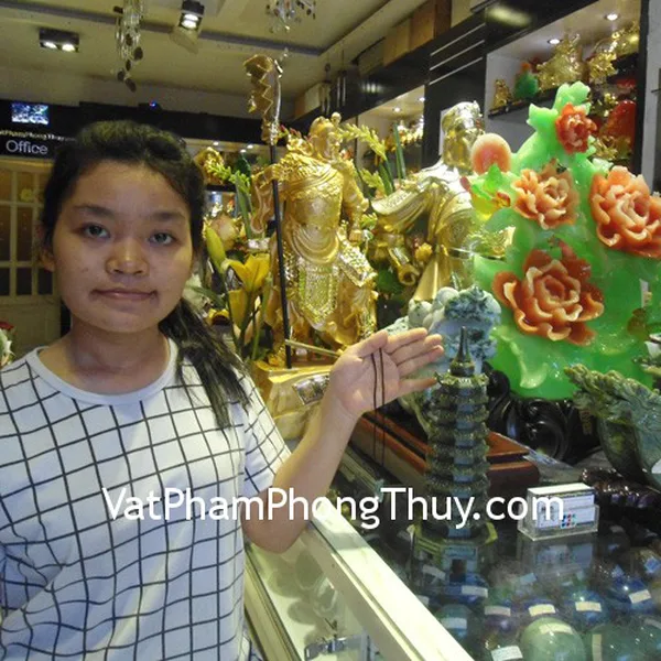 Bạn Ngân - khách hàng mua tháp văn xương lam ngọc H063 và ve ngọc xanh nhỏ S5146