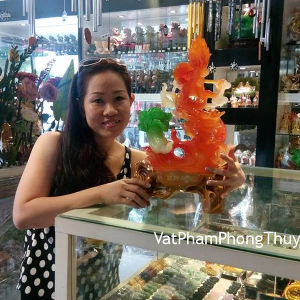 Chị Uyên - khách hàng mua tượng Rồng E123