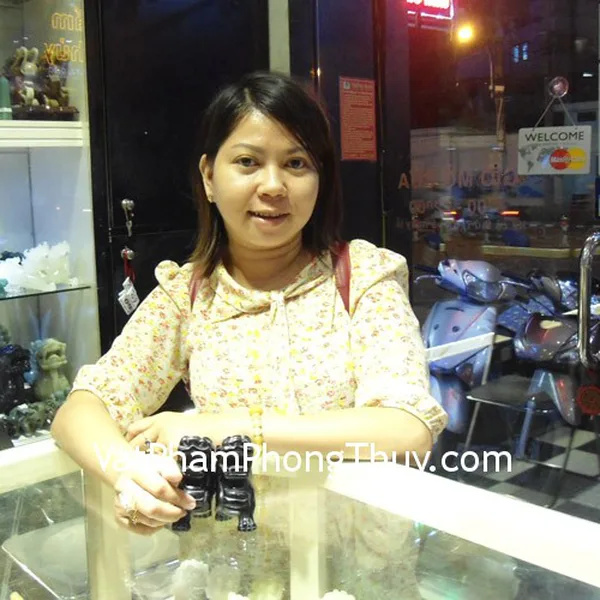 Chị Sương - khách hàng mua cặp Tỳ hưu thạch anh đen HM012