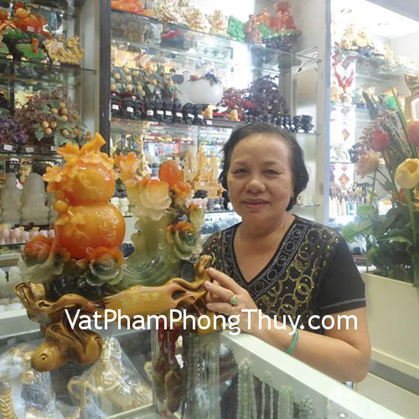 Cô Minh Dần - khách hàng mua tượng mẫu đơn phú quý H216G
