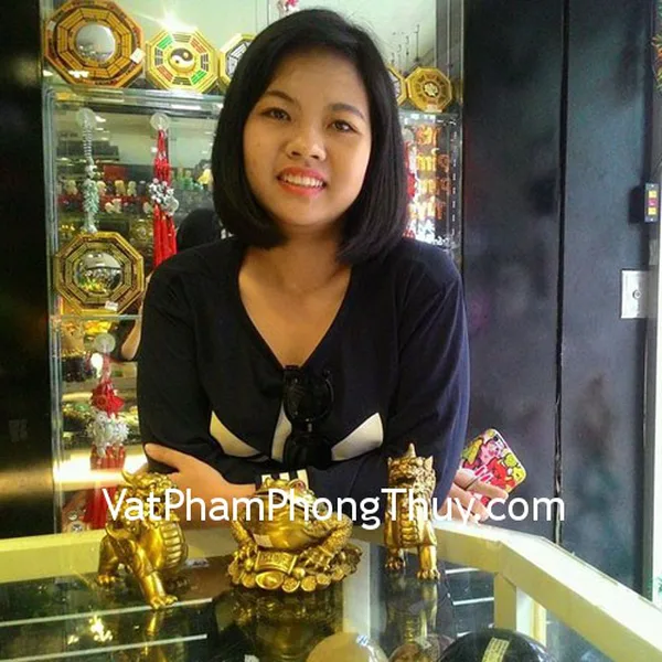 Chị Vân Anh- khách hàng mua tỳ hưu đồng đứng D113 và thiềm thừ đồng lớn D214