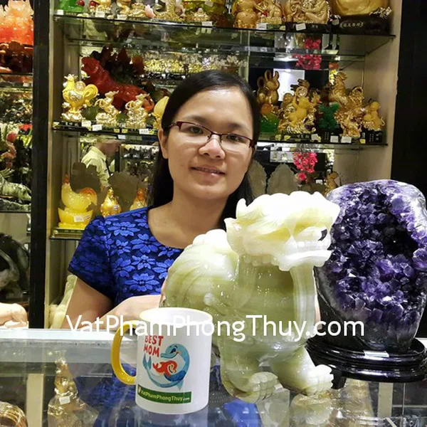 Chị Vân Anh - khách hàng mua bông thạch anh tím H097-15435 và tỳ hưu bắc kinh xanh khủng BKX-L