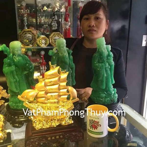 Chị Tuân- khách hàng mua bộ tam đa trung đế gỗ tròn G157A, thuyền buồm vàng K165A, cây tài lộc KC007 và tiền hoa mai liền CC1139