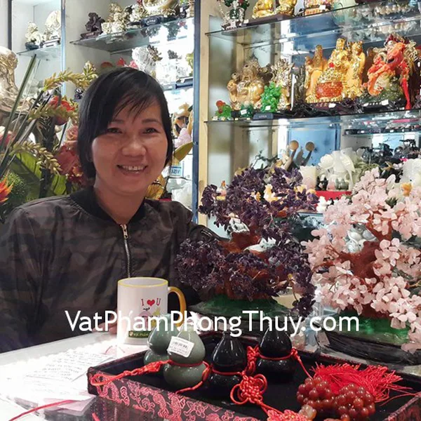 Chị Hương - khách hàng mua cây tài lộc đông linh KC040, cây tài lộc thạch anh tím KC039, thạch anh hồng KC034, hồ lô xanh E221, bộ tam đa G159A, hồ lô thạch anh đen K021, hồ lô ngọc đông linh GM100 và ngọc bội tỳ hưu mã não S5157