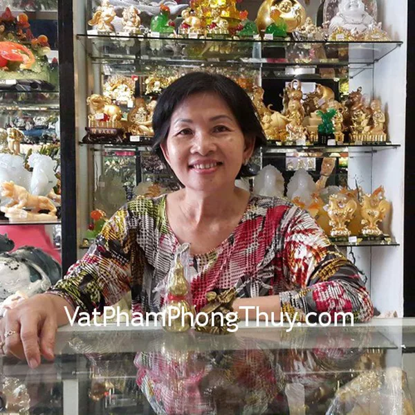 Cô Nguyên - khách hàng mua hồ lô đồng D208 và long quy cõng con D230