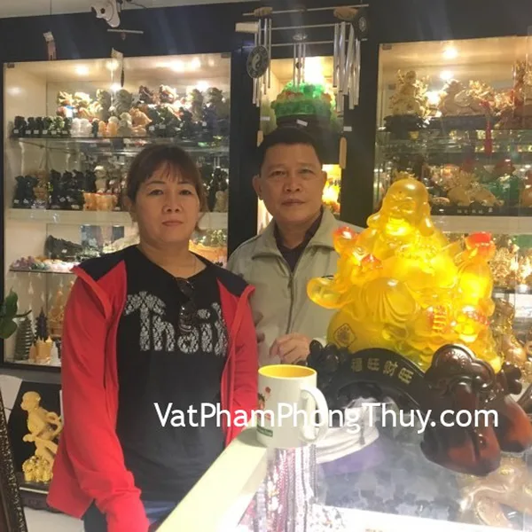 Cảm ơn vợ chồng anh Ngọ - khách hàng mua Phật di lạc vàng cam ngồi trên núi tiền C131A