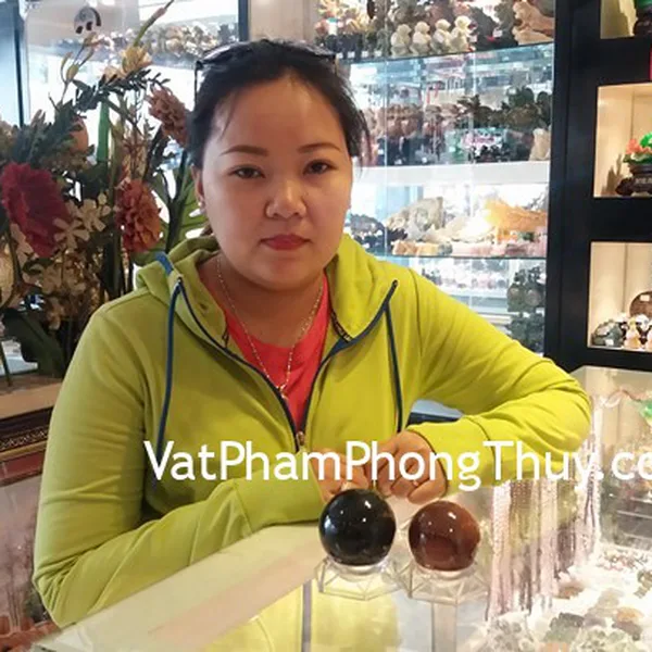 Chị Mai - khách hàng mua quả cầu đá đỏ Hải Dương GM147-790, quả cầu đá hắc ngà M187-1196