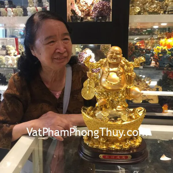 Bác Vân - khách hàng mua tượng phật di lặc vàng