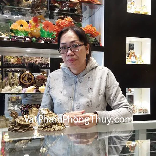 Chị Hương - khách hàng mua thiềm thừ đồng lớn D214 và long quy cõng con D234