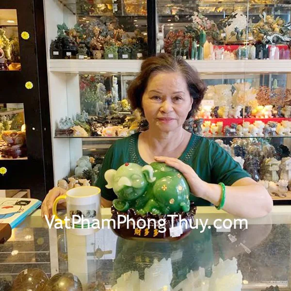 Cô Ngọc - khách hàng mua Tượng Heo xanh ngọc trên túi tài lộc LN025