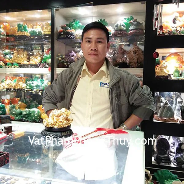Anh Thanh-khách hàng mua Thiềm thừ vàng lưng điểm hồng ngọc trên bụi sen vàng đế gỗ xoay - Hoà Hài Sanh Tài LN102