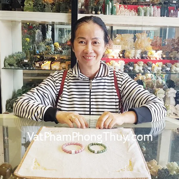 Cô Liên - khách hàng mua Chuỗi thạch anh hồng Madagasca S6744-S4-825, Chuỗi phỉ thúy xanh S6780