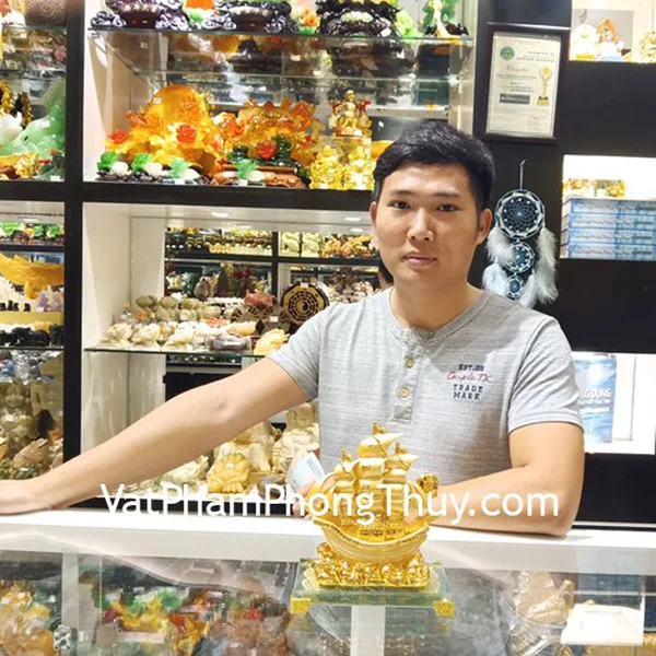 Anh Huỳnh - khách hàng mua thuyền buồm vàng LN145