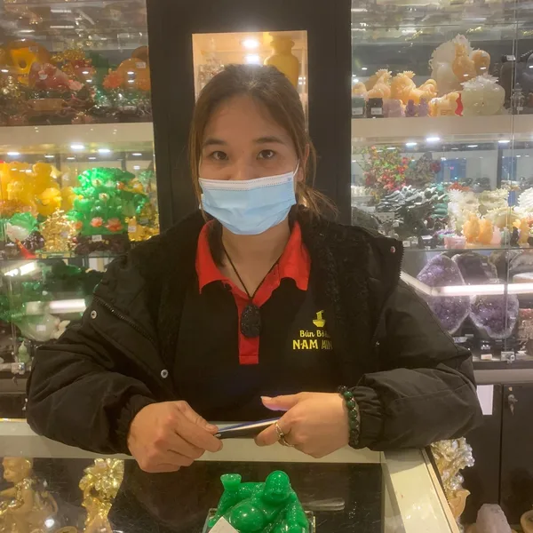 Chị Linh - Khách hàng mua Phật di lạc xanh ngọc tay LN192	và Chuỗi mã não khắc sen Phật S6843.