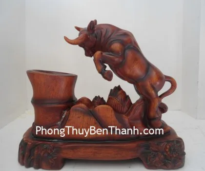 Trâu vàng trên đế thủy tinh lớn trước C137