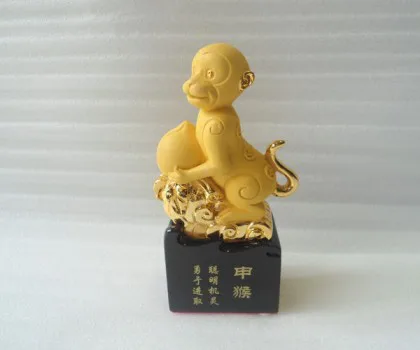 Khỉ thông thái ôm đào đế thủy tinh đen - thân hầu FK077M