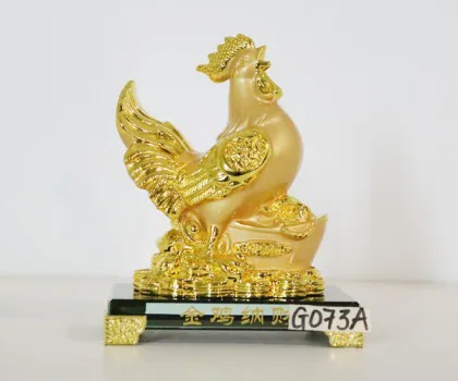 Gà vàng đuôi vểnh trên ngân bảo đế thủy tinh - Kim kê nạp tài FG073A