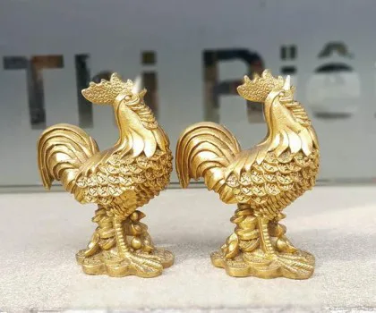 Gà đồng đứng trên đống vàng nhỏ D253