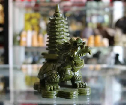 Rùa đầu rồng lam ngọc cõng tháp nhỏ HM034