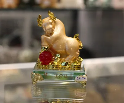 Trâu vàng trên chậu vàng đế thủy tinh - Ngưu nhiệm lao nhiệm oán C115A