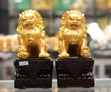 Sư tử vàng đế gỗ C125A