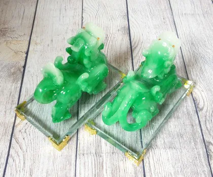 Cặp tỳ hưu xanh ngọc hút lộc trên đế thuỷ tinh trung - Chiêu Tài Bích Tà/ Tụ Tài Bích Tà LN058