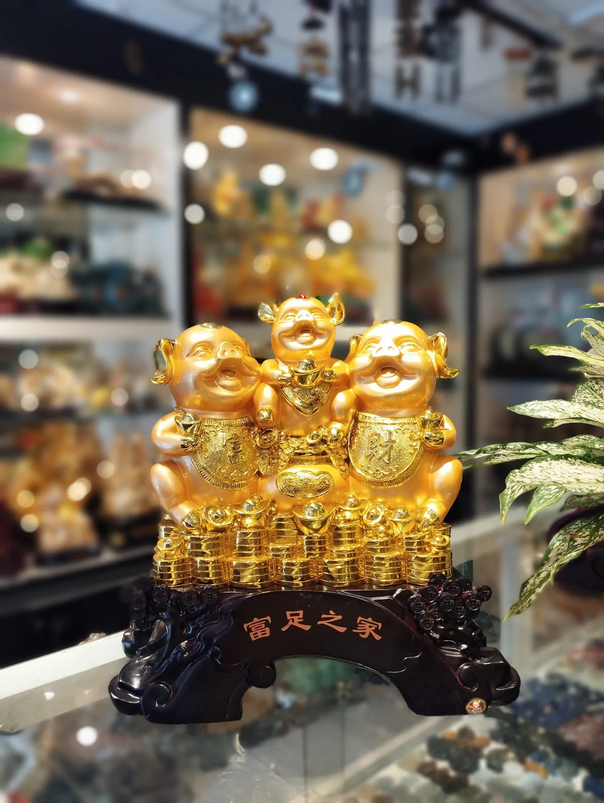 Tam tiên heo vàng trên đống tiền vàng đế gỗ - Phú Túc Chi Gia LN028