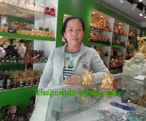 Chị Mai - khách hàng mua Tượng Tỳ Hưu Chiêu Tài FH149G
