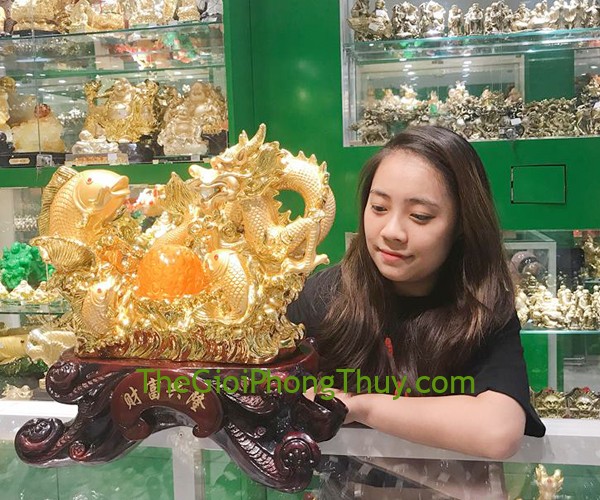 Chị Phượng-Khách hàng mua Long ngư, rồng vàng bên bầy cá vàng có quả châu FC067A.