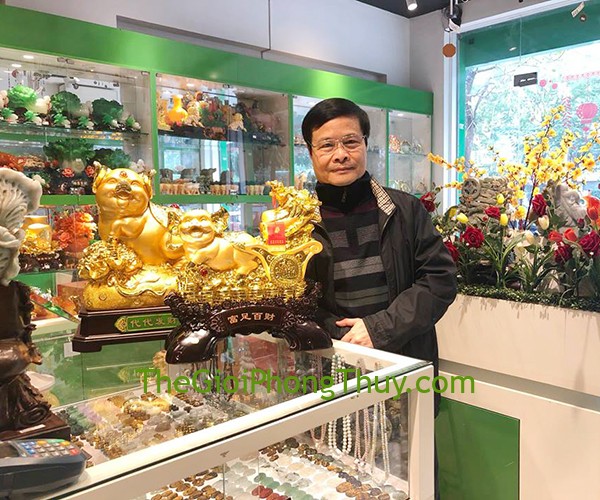 Chú Huy Tường - Khách mua Vua heo vàng kéo xe bắp cải tiền vàng - Phú Túc Bách Tài FLN027,Vua heo vàng trên túi tiền vàng khủng đế gỗ - Đời Đời Phát Tài FLN026
