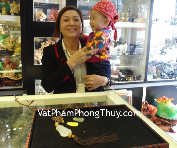 Cô Oanh - khách hàng mua quan âm phỉ thúy, mặt đeo hổ phách, ngọc bội quan âm