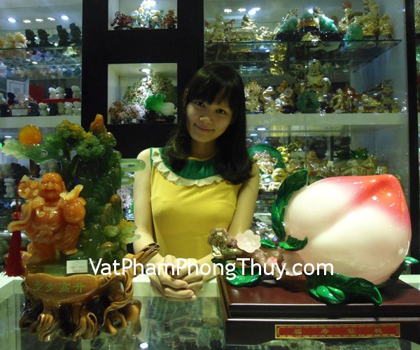 Chị Phương - khách hàng  mua tượng phật di lặc H252G và tượng đào tiên H340G