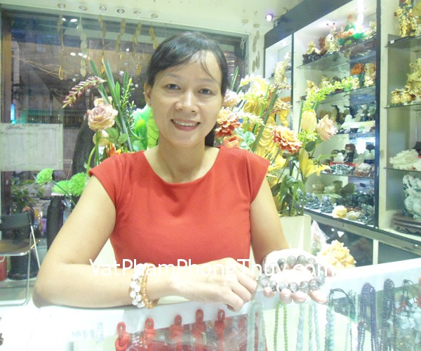 Chị Châu - khách hàng mua chuỗi thạch anh ưu linh S2060-5311