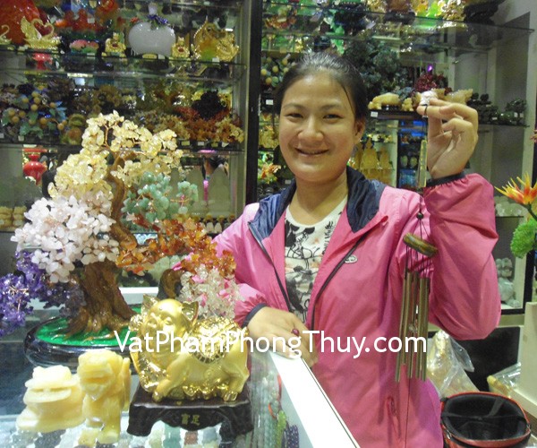 Chị Linh Anh - khách hàng mua cóc đá vàng HM027, tỳ hưu Hoàng Long HM016, heo nhân sâm H387G, chuông gió C1230 và cây tài lộc đá quý HCA257