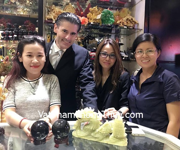 Mr Carol - khách hàng mua quả cầu thạch anh đen QC209-2765 và rồng cẩm thạch nằm lớn N076