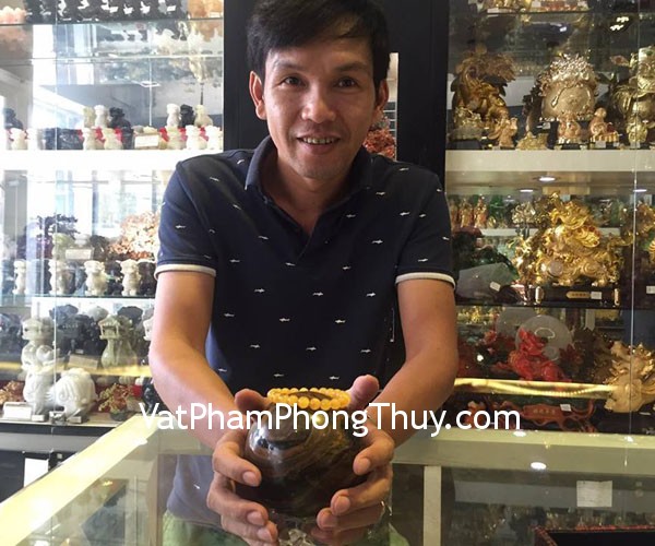 Anh Lâm - khách hàng mua chuỗi hổ phách S5001-10275 và quả cầu đá mắt mèo HM153-4652