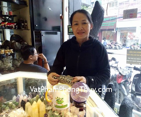 Cô Thanh - khách hàng mua quả cầu thạch anh tím GM142-11360