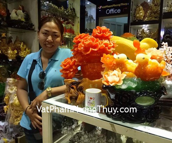 Chị Xuân - khách hàng mua cặp tỳ hưu thạch anh đen GM008, bình mẫu đơn đỏ H220G và tượng uyên ương đỏ trên mẫu đơn H489G