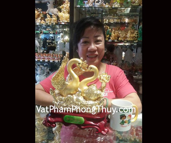 Chị Nhung-khách hàng mua tượng thiên nga vàng H491G