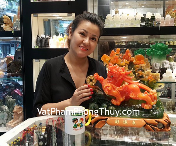 Chị Loan - khách hàng mua tượng tỳ hưu đỏ vờn trên núi K120M