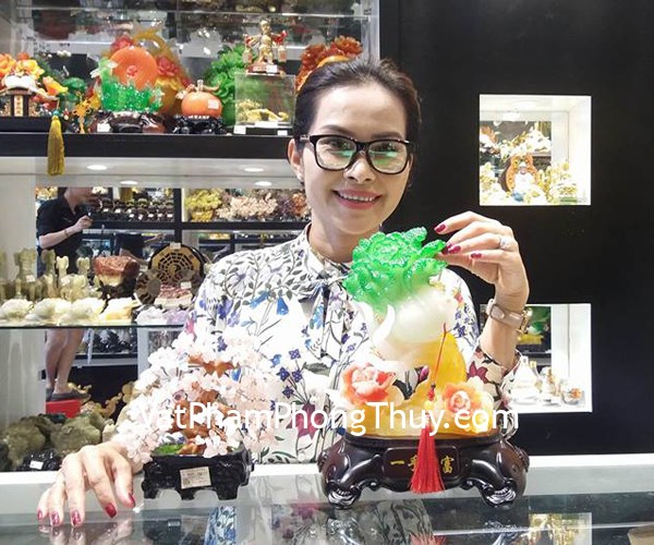 Chị Xuân Mai - khách hàng mua hoa mẫu đơn cam bên gốc cây xanh C195A, Cây tài lộc thạch anh hồng kiểu nhật nhỏ KC027 và Chuông gió 6 ống CG1237