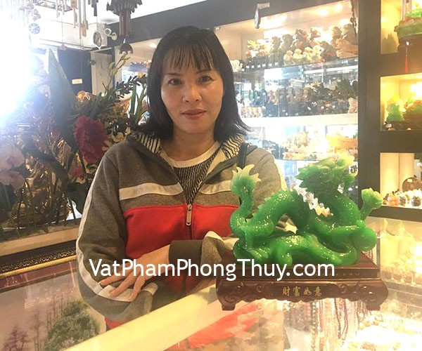Chị Thanh - khách hàng mua rồng xanh dáng trườn cầm ngọc xanh G085A