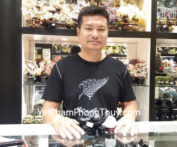 Anh Khoa - khách hàng mua quả cầu thạch anh trắng GM148-1260, long quy hắc ngà lớn GM071 và tháp văn xương lam ngọc 7 tầng lớn GM186