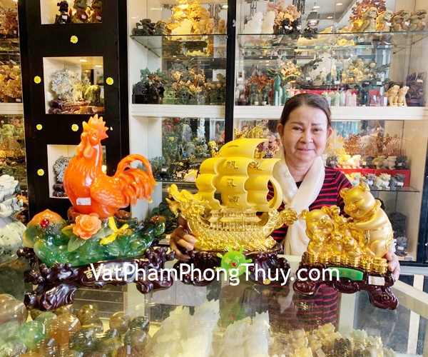 Cô Phương - khách hàng mua Gà ngọc đỏ như ý xanh G056A, Thuyền buồm rồng vàng kim LN139, Gia đình heo vàng LN030